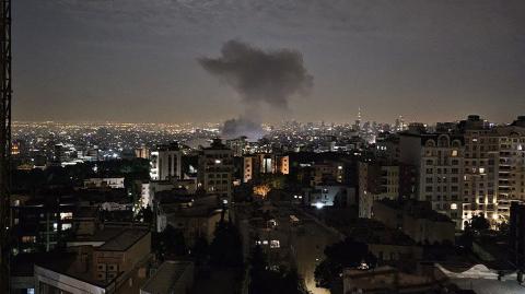 Una columna de humo proveniente de un lugar presuntamente atacado por Israel en la capital iraní, Teherán, a primera hora de la mañana.
