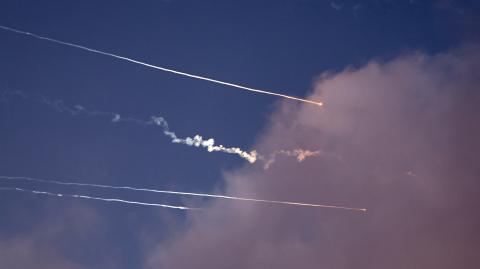 Estelas e intercepciones de cohetes en el cielo sobre la ciudad israelí de Netanya.
