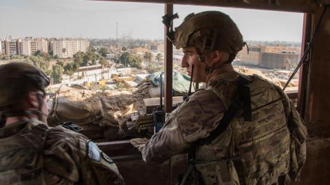 Militares estadounidenses en la Embajada de EU en Bagdad, Irak.